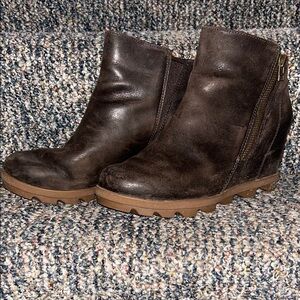 Sorel Joan of Arctic Wedge Brown Leather Zip Ankle Bootie, size 9